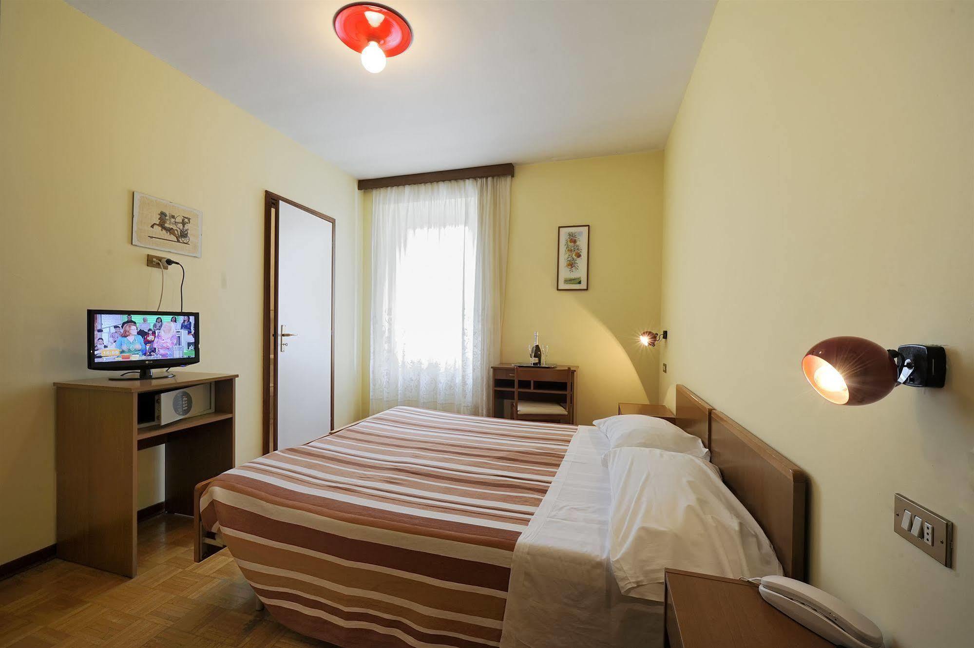 Hotel Bertusi Порета Терме Екстериор снимка